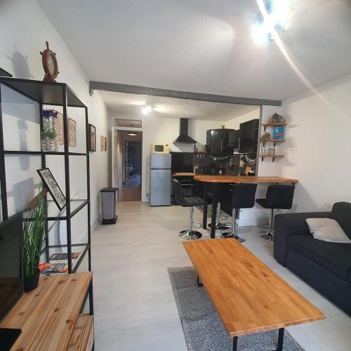 un salon avec un canapé et une table dans l'établissement Bleu Marine, à Canet