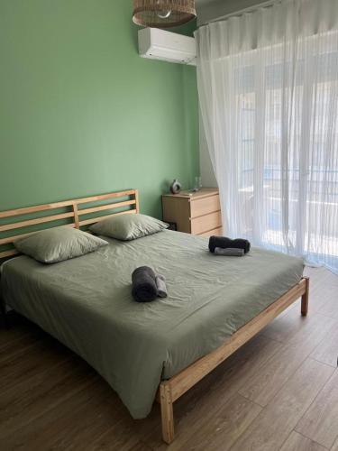 une chambre avec un lit avec un animal en peluche dessus dans l'établissement Charmant T2 proche tramway et plages, à Nice