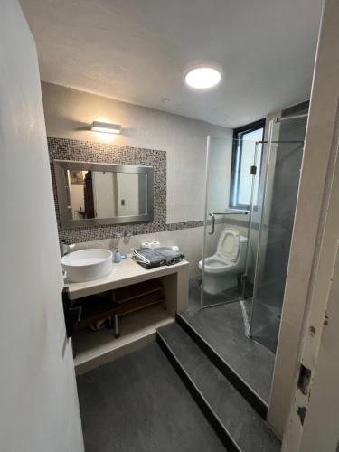 Ένα μπάνιο στο Pequeña París Coyoacán, Habitación Privada WiFi