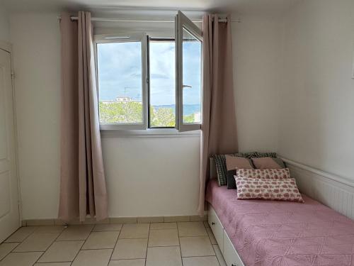 une petite pièce avec un lit et une fenêtre dans l'établissement Parc de la Trinité La Ciotat, à La Ciotat
