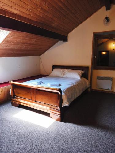 - une chambre avec un lit, une commode et une fenêtre dans l'établissement Charmante maison de village avec jardin, proche abbaye d'Hautecombe, à Saint-Pierre-de-Curtille