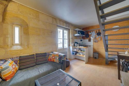 Et opholdsområde på CHARMANT STUDIO DUPLEX 19 m2 - BORDEAUX CENTRE HISTORIQUE