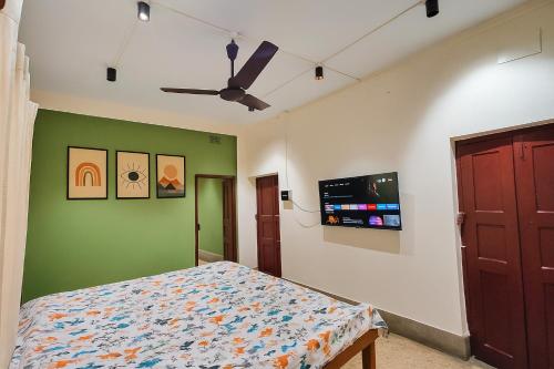 Televisyen dan/atau pusat hiburan di 2 rooms appartment with balcony and kitchen