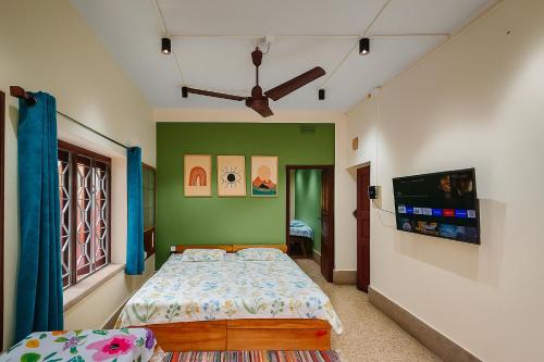 Televisyen dan/atau pusat hiburan di 2 rooms appartment with balcony and kitchen