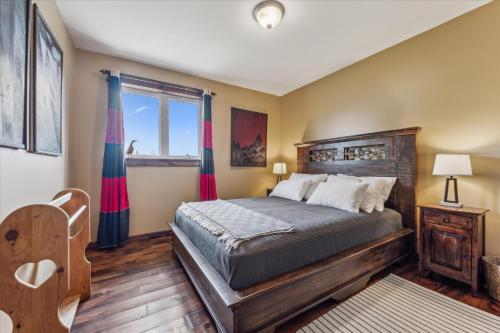 un dormitorio con una cama y una ventana en Dragonfly Cove - Nature-inspired Lakeside Living, en Tobermory