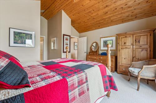 Ένα ή περισσότερα κρεβάτια σε δωμάτιο στο Tranquil 4br Waterfront Island Retreat