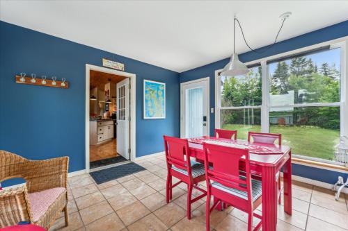 Χώρος καθιστικού στο Tranquil 4br Waterfront Island Retreat