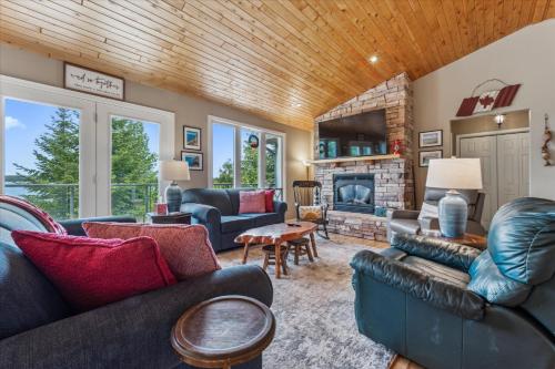 Χώρος καθιστικού στο Tranquil 4br Waterfront Island Retreat