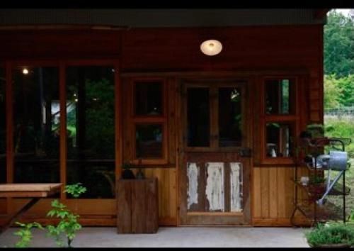 une maison avec des portes vitrées et une lumière sur le toit dans l'établissement Private Forest Cottage for Two, Organic Lifestyle, à Bungoono
