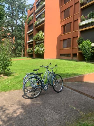 two bikes parked in front of a building at Bilocale nuovo - Basiglio Humanitas in Basiglio
