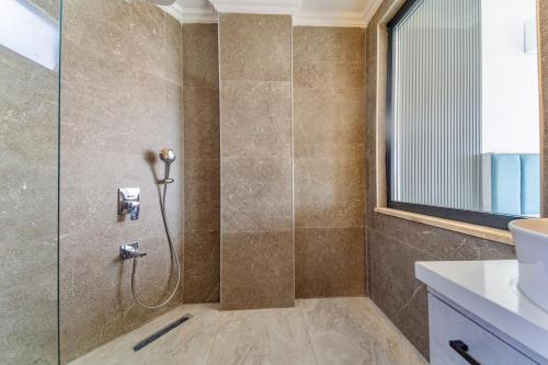 Bilik mandi di Luxury Villa with Pool in Kalkan