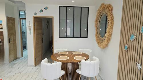 une salle à manger avec une table et des chaises blanches dans l'établissement L'écrin Marin - Charme & Confort, à La Ciotat