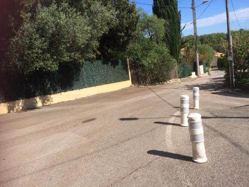 Photo de la galerie de l'établissement Paillote à Baudouvin Studio avec jardin, à La Valette-du-Var