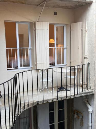 Μπαλκόνι ή βεράντα στο Chambre privative au calme en plein centre avec balcon
