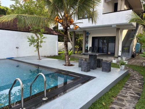 Πισίνα στο ή κοντά στο Villa Leo hikkaduwa