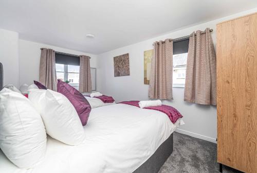a bedroom with two beds and two windows at Super Prime Luxury 4 Bedroom Detached Home By Tba in Fife