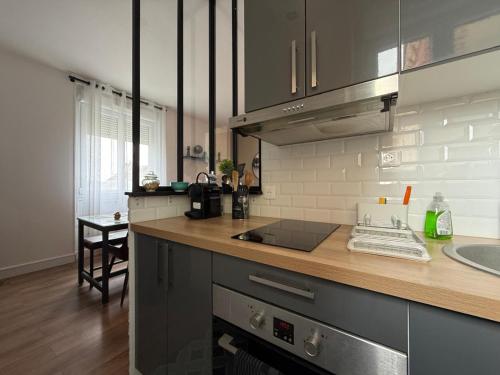 une cuisine avec un comptoir et un évier dans l'établissement Cabourg - Sublime 2 pièces à 2 min Plage & Centre-ville, à Cabourg