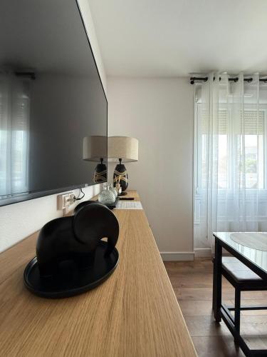 une chaise noire posée sur une table dans une pièce dans l'établissement Cabourg - Sublime 2 pièces à 2 min Plage & Centre-ville, à Cabourg