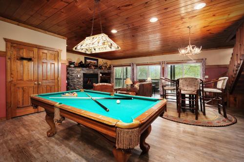 Τραπέζι μπιλιάρδου στο STUNNING cabin with a MOUNTAIN VIEW, hot tub, and dog friendly!
