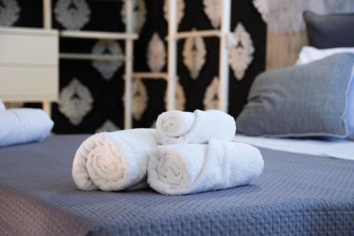 a pile of towels sitting on top of a bed at Pozzillo appartament -near the cathedral in Monreale