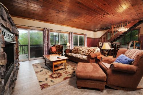 Χώρος καθιστικού στο STUNNING cabin with a MOUNTAIN VIEW, hot tub, and dog friendly!