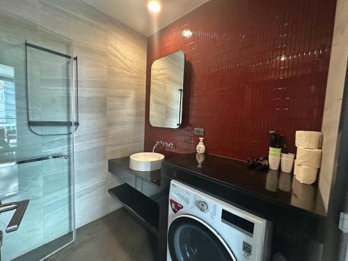 a bathroom with a washing machine and a sink at The Edge central pattaya in Pattaya Central