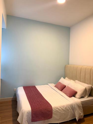 a bedroom with a large bed with two red pillows at Mama King’s Homestay@ Palas Horizon in Brinchang