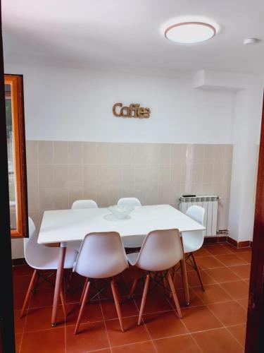 a white table and chairs in a room at Casa MARIO y MARIOLA in El Dueso