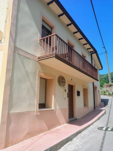 a building with a balcony on the side of it at Casa MARIO y MARIOLA in El Dueso