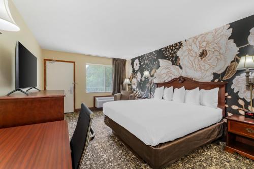 a hotel room with a bed and a desk at Quality Inn Eureka Springs South in Eureka Springs