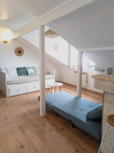 un salon avec un lit et un canapé dans l'établissement Studio 3 couchages vue mer, à Châtelaillon-Plage