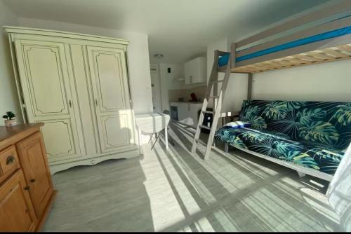 une chambre avec un lit superposé et un bureau dans l'établissement studio cassanyes, à Canet