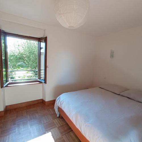 a bedroom with a bed and a window at Escapade verte proche loisirs in Ploërmel