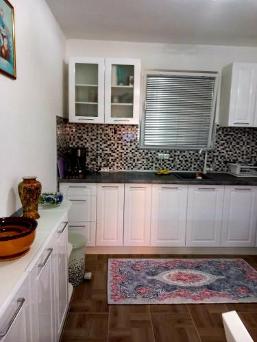 Kuchyň nebo kuchyňský kout v ubytování Apartman Leon
