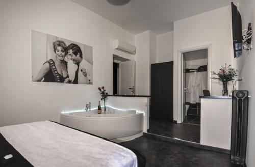 Кровать или кровати в номере Good Life Via Veneto