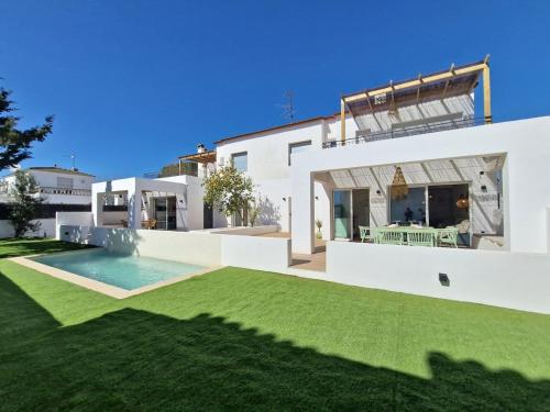 Villa Gorgot with a pool and private parking