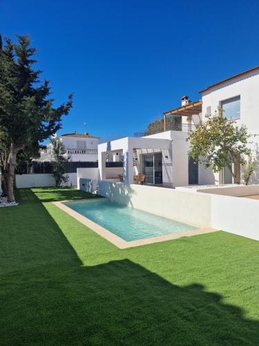 Villa Gorgot with a pool and private parking
