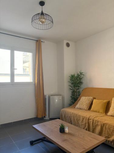 une chambre avec un lit, une table et une fenêtre dans l'établissement Studio proche de la mer, à Canet