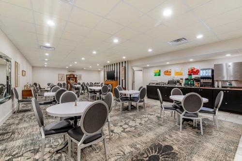 a conference room with tables and chairs and a counter at Quality Inn Eureka Springs South in Eureka Springs
