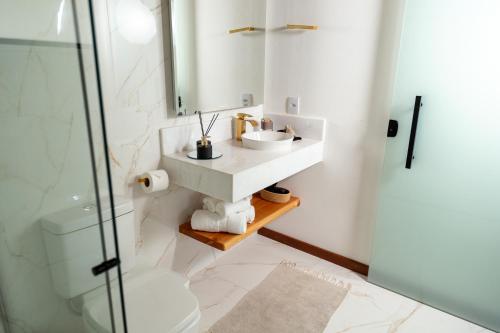 a bathroom with a sink and a mirror at Encontro dos Vales in Visconde De Maua