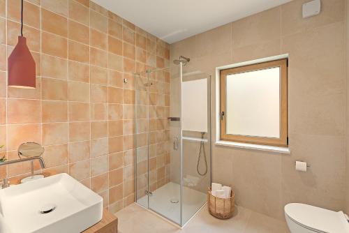 a bathroom with a shower and a toilet and a sink at Casa del oro in Vrsar