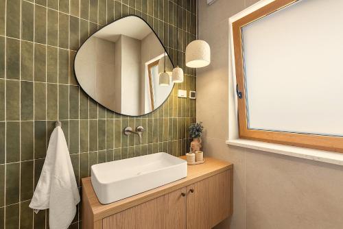 a bathroom with a sink and a mirror at Casa del oro in Vrsar