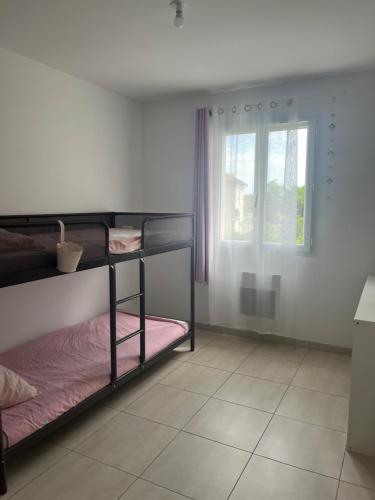 une chambre avec deux lits superposés et une fenêtre dans l'établissement villa de vacance La Brillanne, à La Brillanne