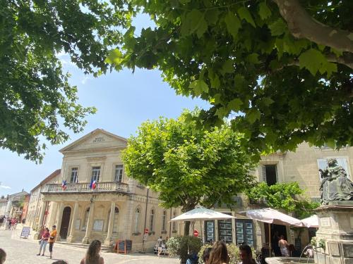 a building with people standing in front of it at Appartement "La Marquise" centre de Grignan in Grignan