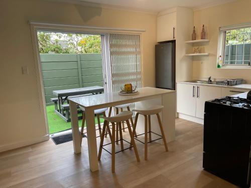 Dapur atau dapur kecil di Silver Sunsets Self-Catering Apartments