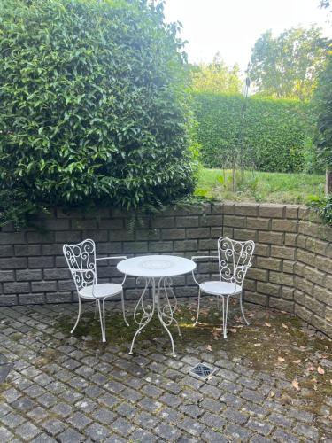 due sedie e un tavolo e un tavolo e due sedie di Monteurswohnung Ferienwohnung in der Mitte Deutschlands nahe der A3 a Hünfelden