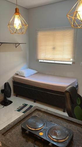 una piccola camera da letto con un letto e una finestra di 104 FLATS MAGGUINE Interlagos a Rio Verde