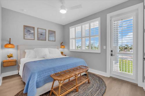 Postel nebo postele na pokoji v ubytování Coastal Luxe Villa