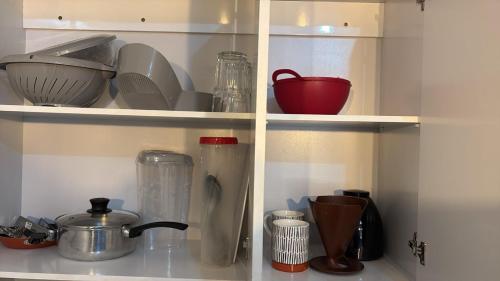 un mobile da cucina con stoviglie e utensili di 104 FLATS MAGGUINE Interlagos a Rio Verde