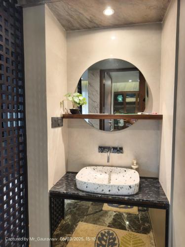 Ένα μπάνιο στο RAJMUDRA Premium 1BHK - Peaceful Retreat